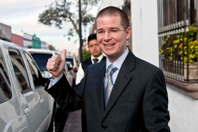 En un video que comenzó a circular el jueves por la noche, Juan Carlos Barreiro explica la supuesta operación para allegar de recursos a Ricardo Anaya, candidato presidencial de la coalición Por México Frente.