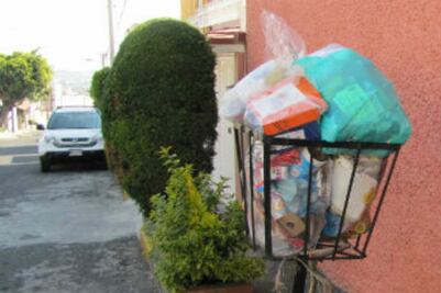 Donan dinero juntando basura