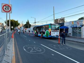 Arranca carril de contraflujo en Corregidora Norte por obras del Tren México–Querétaro
