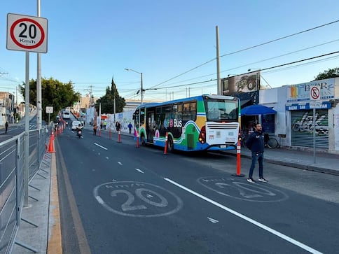 Arranca carril de contraflujo en Corregidora Norte por obras del Tren México–Querétaro