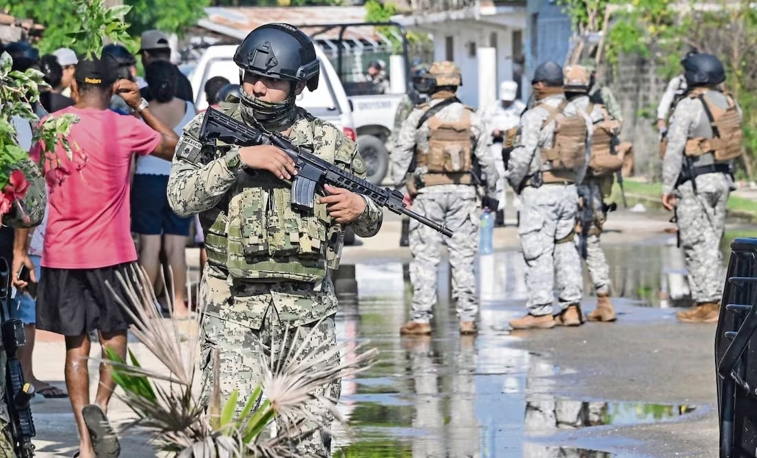 Integrantes de la Marina resguardan la casa de la familia asesinada en Tres Palos, comunidad rural de Acapulco, Guerrero. Foto: Francisco Robles | AFP