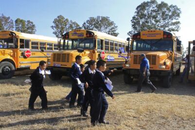 Los apoyan para llegar a la escuela