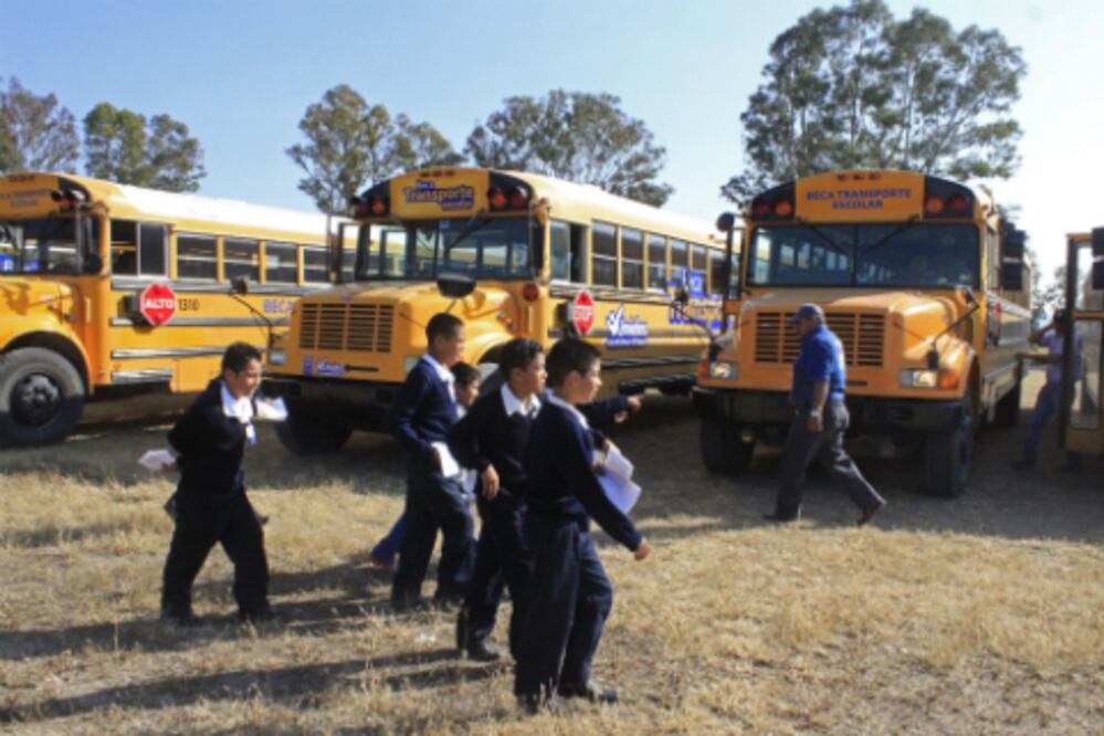 Los apoyan para llegar a la escuela