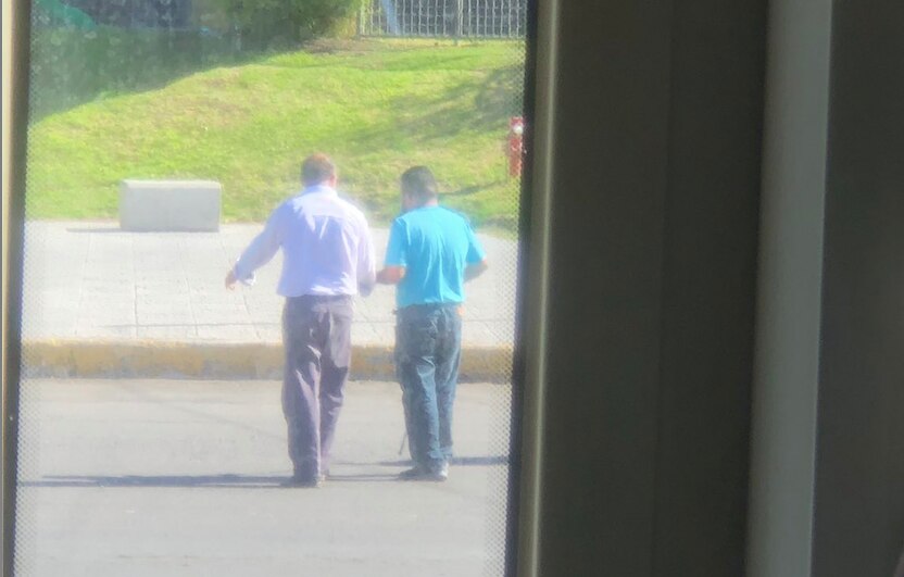 Video. Chofer de transporte público baja de la unidad para auxiliar a persona ciega en Querétaro