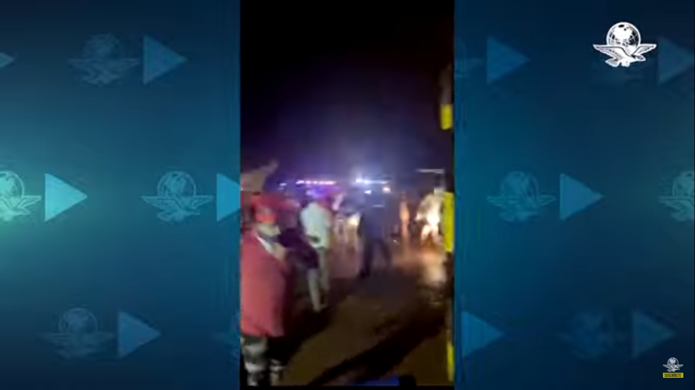 En la India, avión se accidenta y se parte en dos