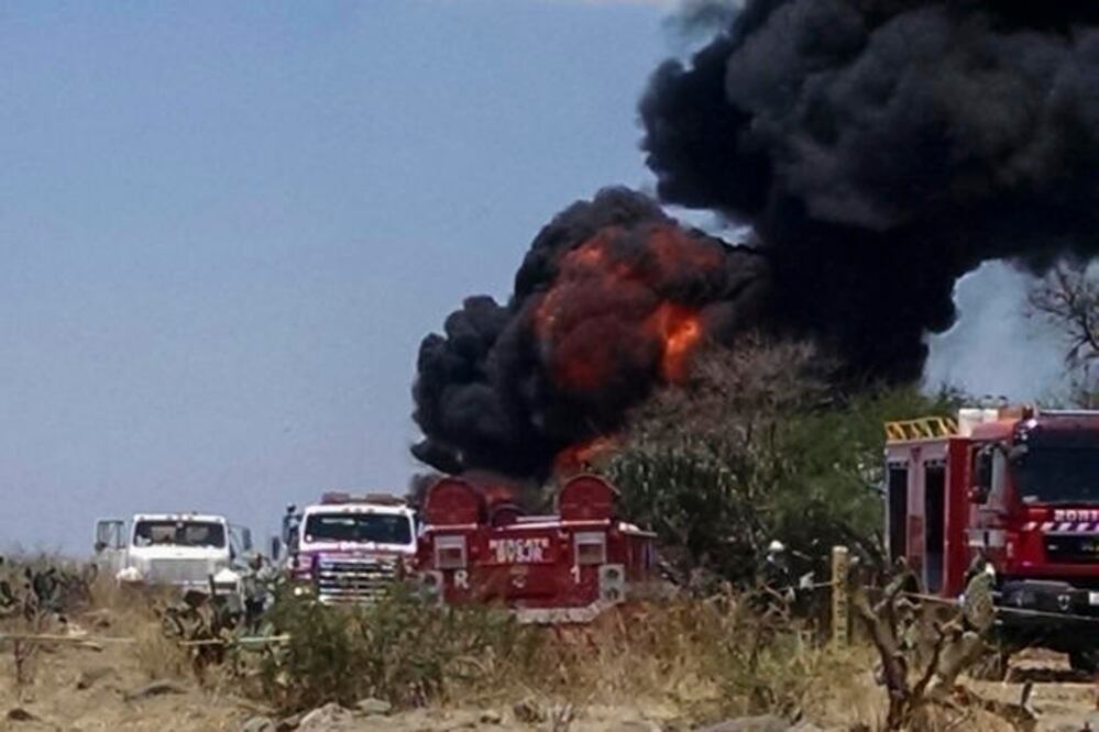 La zona del siniestro fue acordonada, mientras intervenían elementos de Protección Civil y los bomberos de San Juan del Río. Foto: ESPECIAL