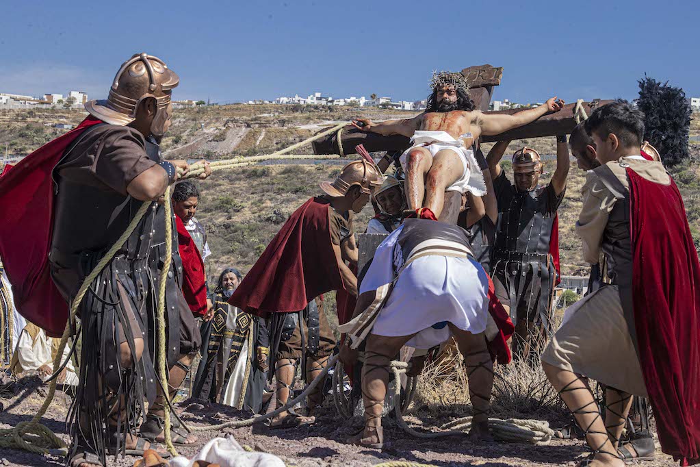 Pese al calor, van miles a ver la Pasión de Cristo