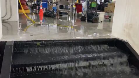 Se encharca estacionamiento del mercado La Cruz