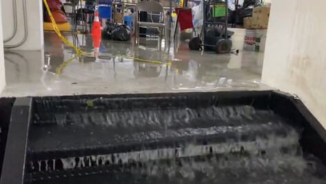 Se encharca estacionamiento del mercado La Cruz