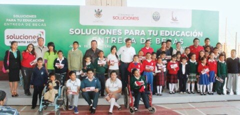 Entregan 300 becas en Jalpan