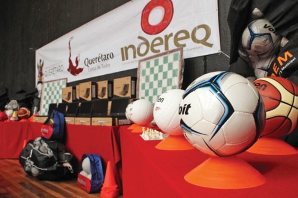 Entregan equipo deportivo