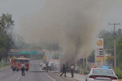 Se incendia camión en la carretera 57; la autopista está cerrada en dirección a la CDMX