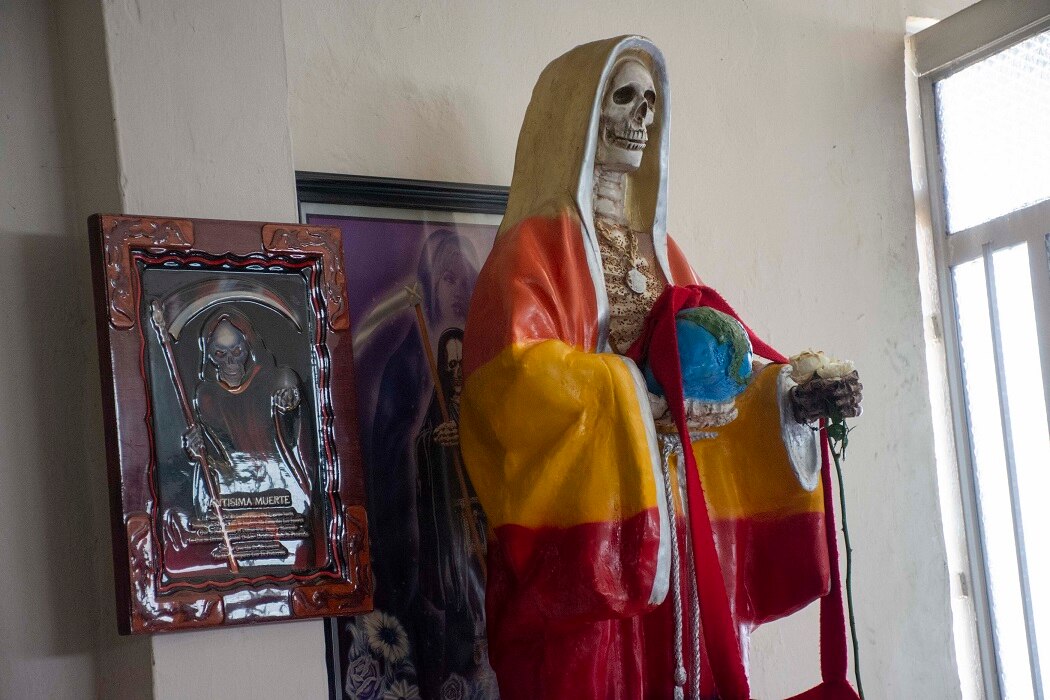 Con misa y veladoras veneran a la Santa Muerte