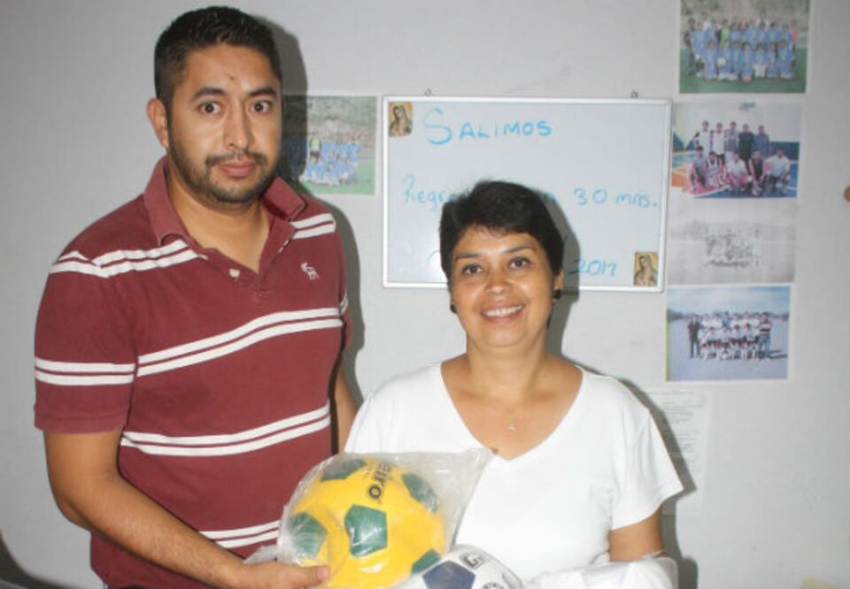 Dan balones a policías de Arroyo Seco