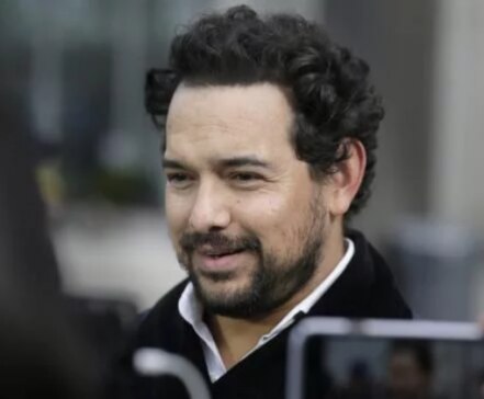 Actor que interpreta a “El Chapo” en serie de Netflix visita al capo en juicio