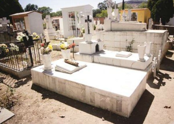 Denuncian lucro en panteón de San Pedro