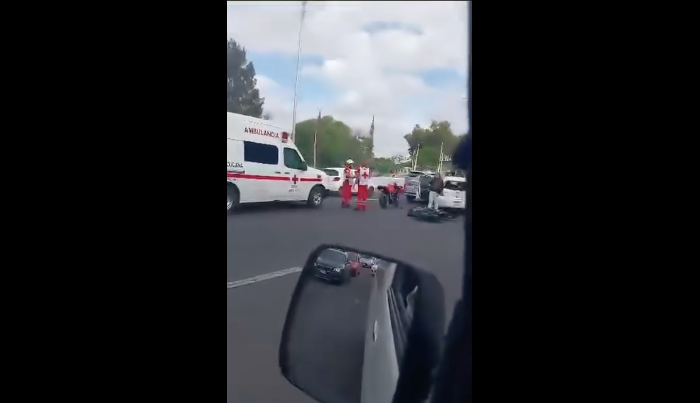 Camión de carga impacta varios vehículos y a motociclistas en Bernardo Quintana