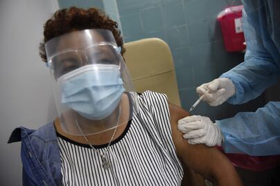 Inicia registro para vacunación de mayores de 50 años; aplicarán dosis a 223 mil