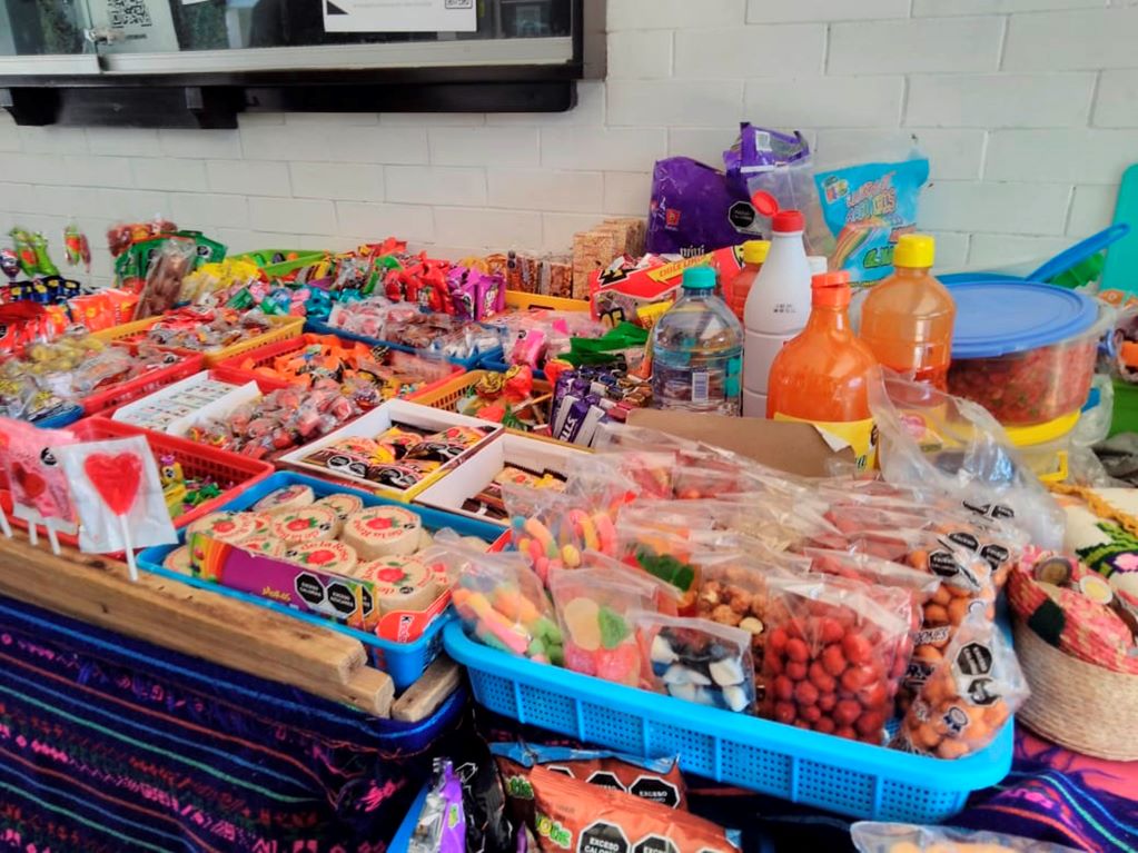 Por nuevas disposiciones, comerciante de la UAQ recibe ultimátum para dejar de vender en los pasillos