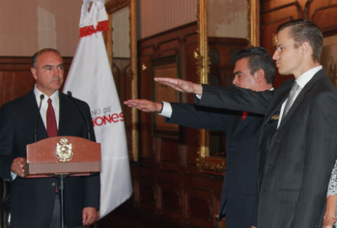 Entregan nombramientos a notarios