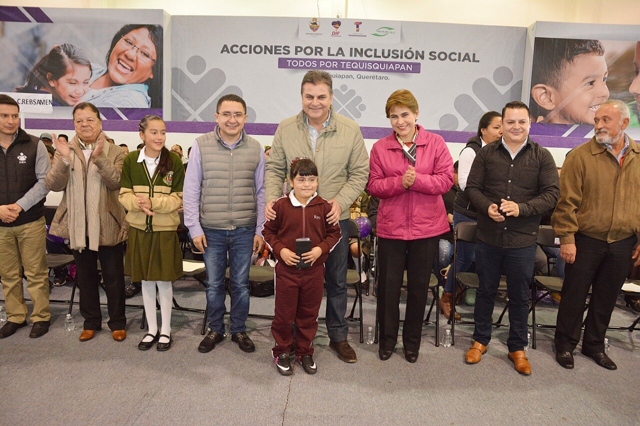 Edil de Tequis entrega apoyo a estudiantes    