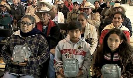 Para oírte mejor. DIF estatal entrega aparatos auditivos