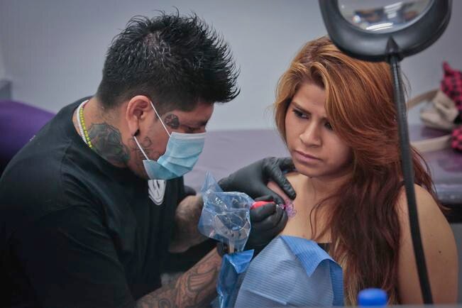 Autoridades suspenden 10 establecimientos de tatuajes