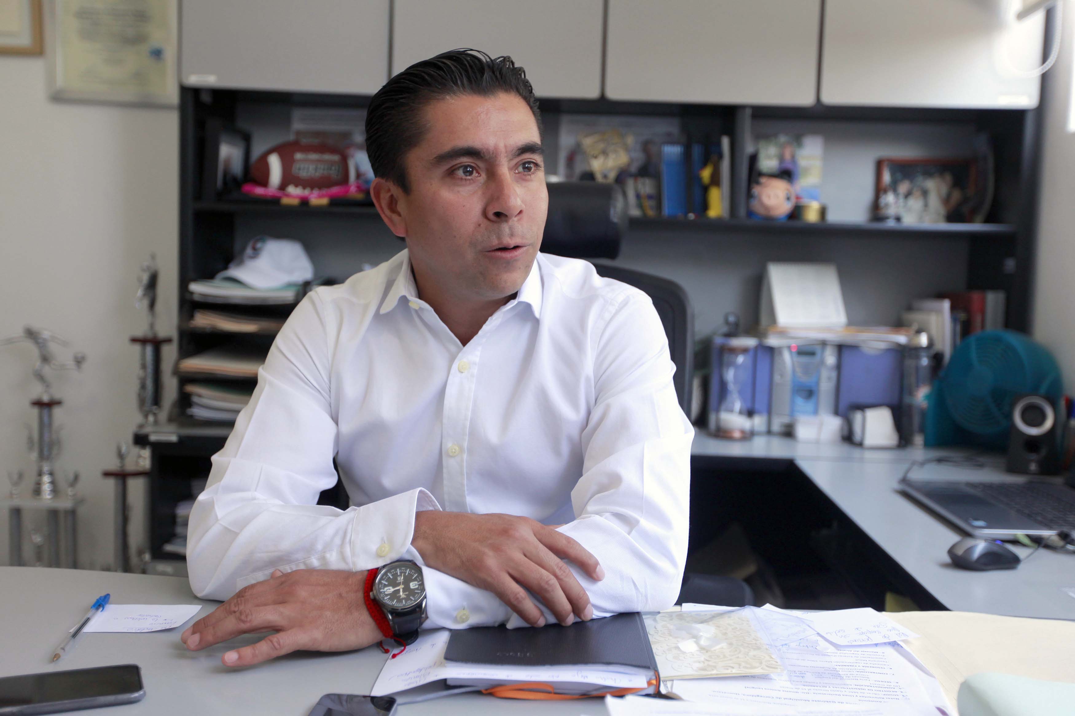 Confirman destitución de Alberto Echeverría