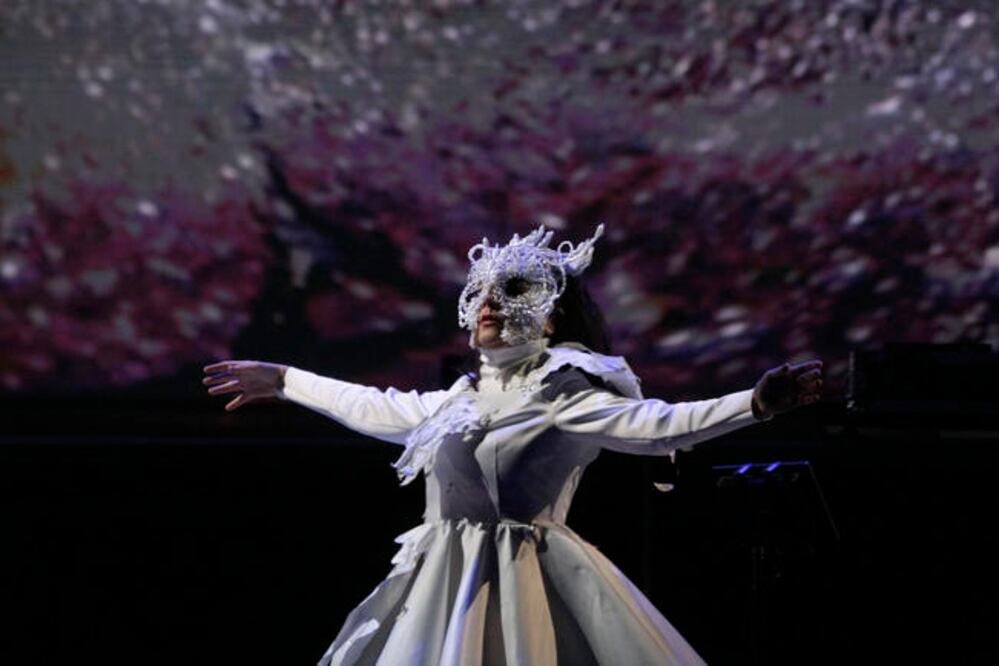 Björk saludó con un “h o l a” en español a la audiencia (CARLOS MEJIA. EL UNIVERSAL)