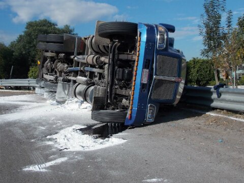 Tráiler vuelca en curva