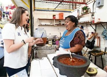 Realiza Karina Castro recorrido en Mercado