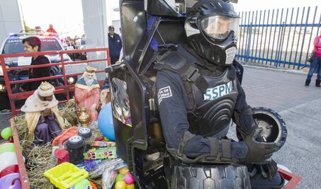 Lleva policía capitalina regalos a niños