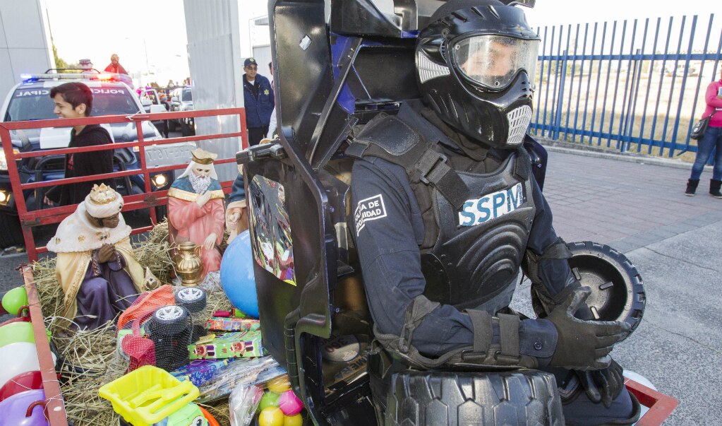 Lleva policía capitalina regalos a niños