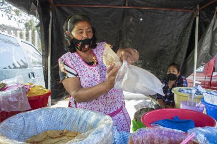 A pesar de la crisis, doña Paty sigue vendiendo tacos a 2 pesos en Querétaro 