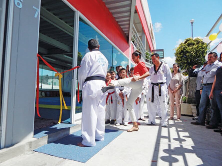 Familia Salazar estrena academia