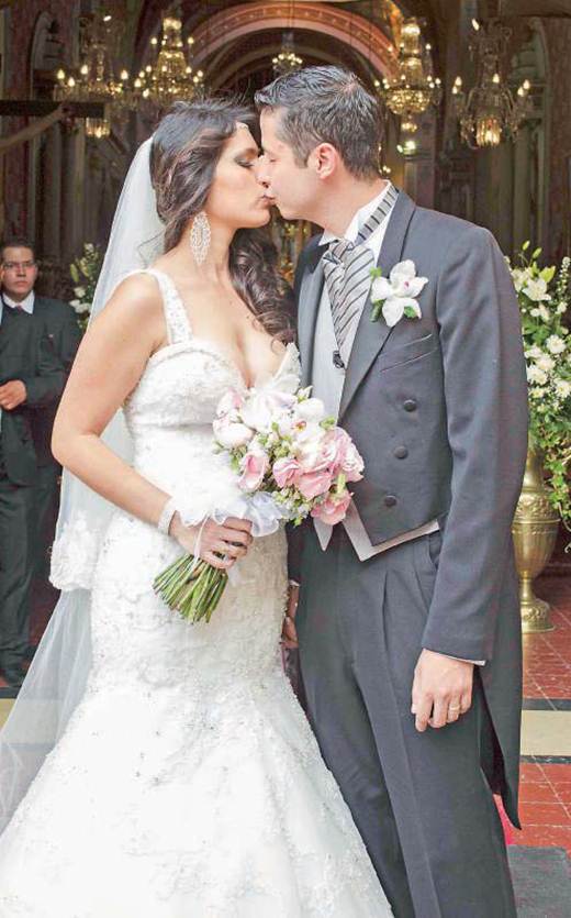 Sellan su amor en emotiva ceremonia