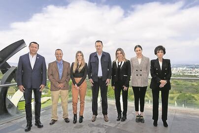 Kuri presenta a la Reina de  Navidad 2023