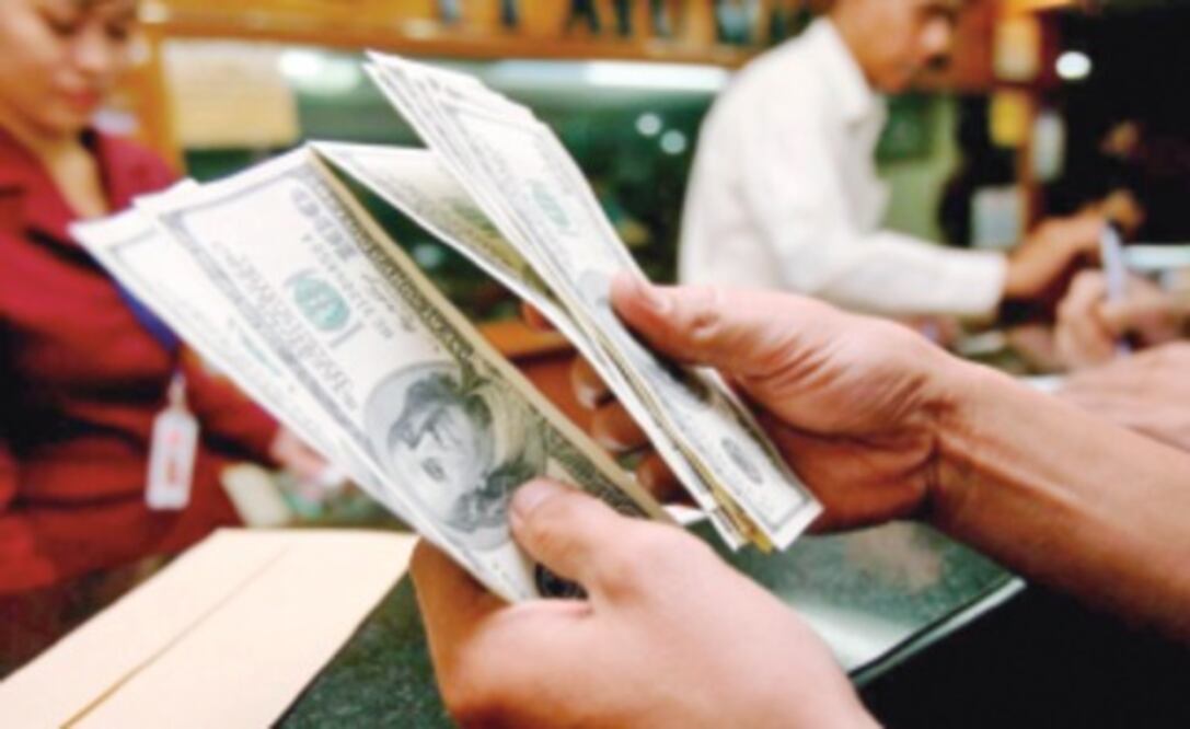 Preocupa alza de 15 pesos en dólar