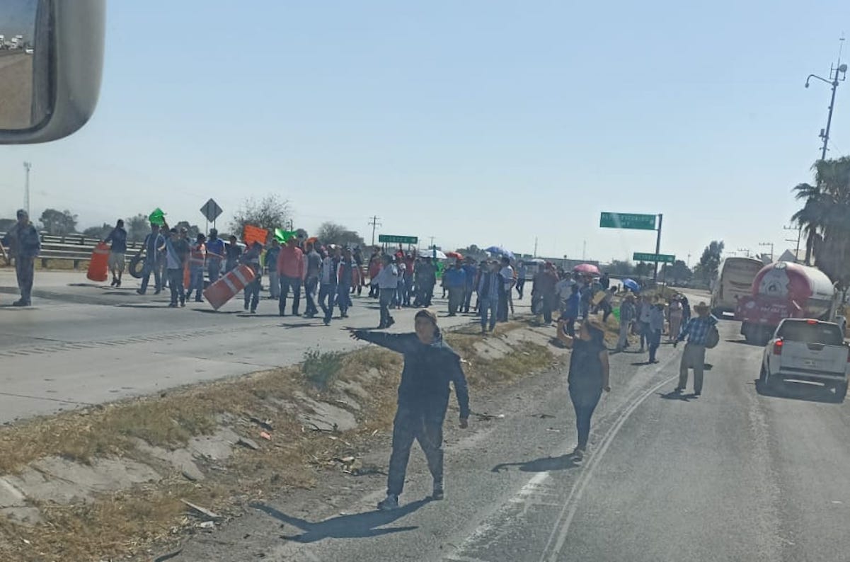 Bloquean la autopista México-Querétaro, a la altura de Pedro Escobedo 