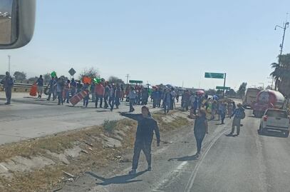 Bloquean la autopista México-Querétaro, a la altura de Pedro Escobedo