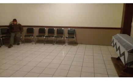 Foto de funeral vacío provoca ola de ayuda