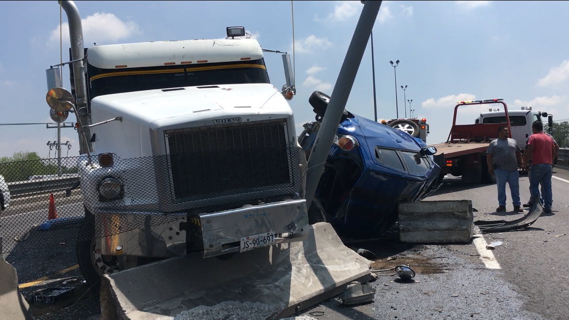 Tráiler impactó a 5 en la libre a Celaya