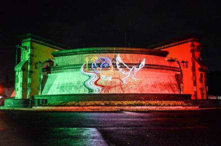 Con luces, guirnaldas y un túnel de sombrillas, así se pinta de los colores patrios la ciudad de Querétaro 