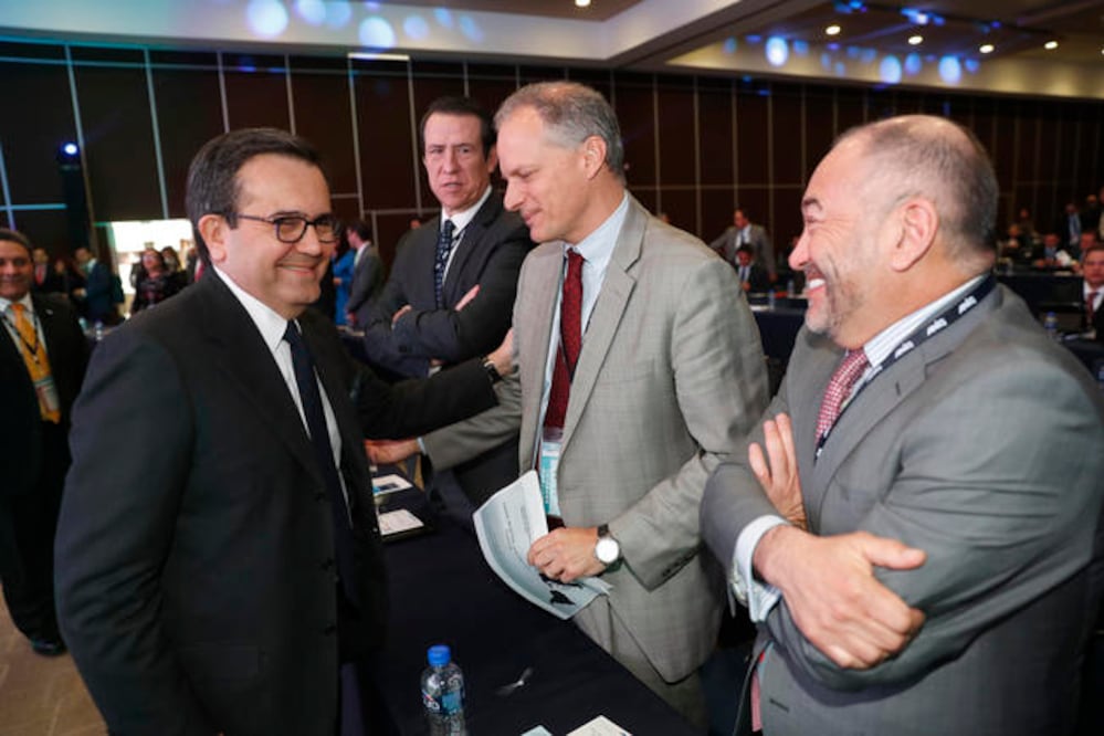 Ildefonso Guajardo, secretario de Economía, coincidió con Alejandro Werner, directivo del FMI, en el 49 Foro Nacional de la Industria Química. (LUIS CORTÉS. EL UNIVERSAL)