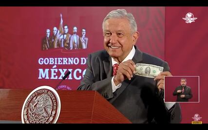 Presume AMLO sus amuletos contra el coronavirus