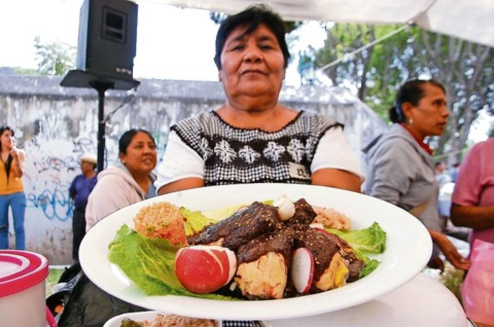 Realizan la feria de la enchilada