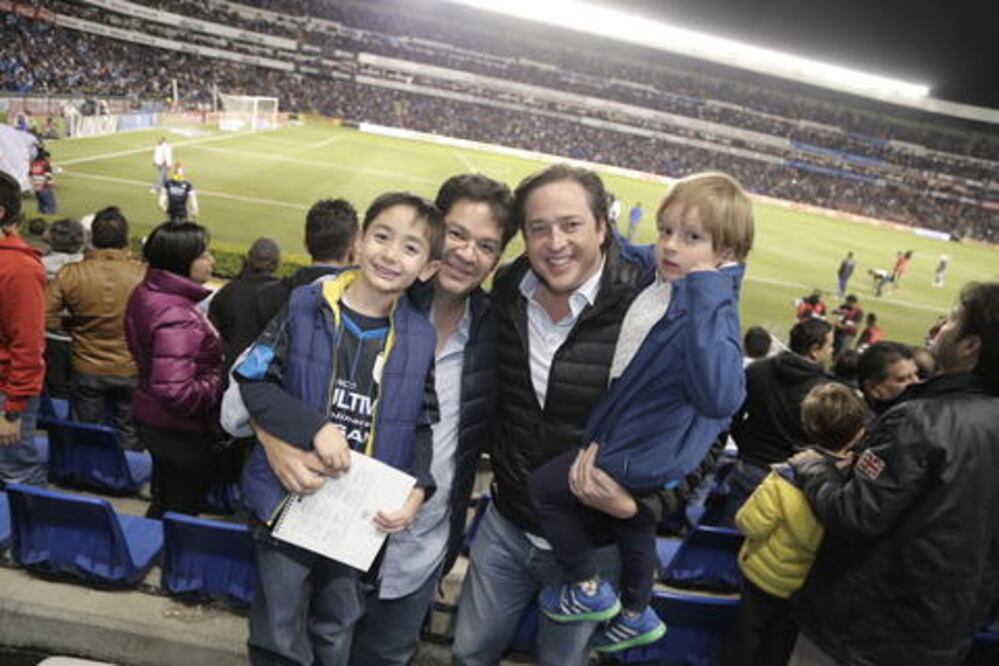 La afición brinda su apoyo a los Gallos