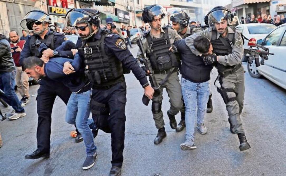 Fuerzas de seguridad israelíes detienen a palestinos durante una protesta ayer, en Jerusalén Este. (AHMAD GHARABLI. AFP)