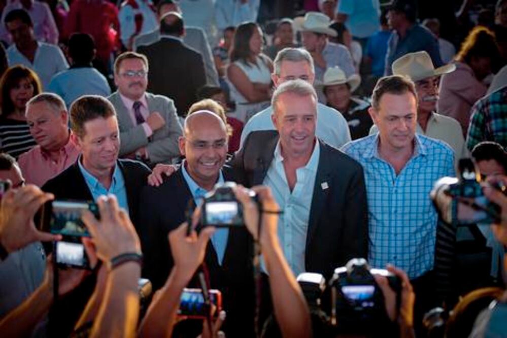 Pese al tráfico, líderes priístas llegan a La Griega