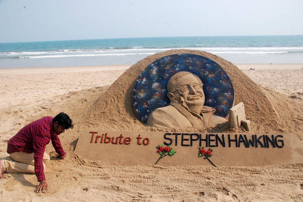Una escultura de arena creada por el artista indio Sudarsan Pattnaik honra el fallecimiento del científico británico Stephen Hawking. Foto: EFE